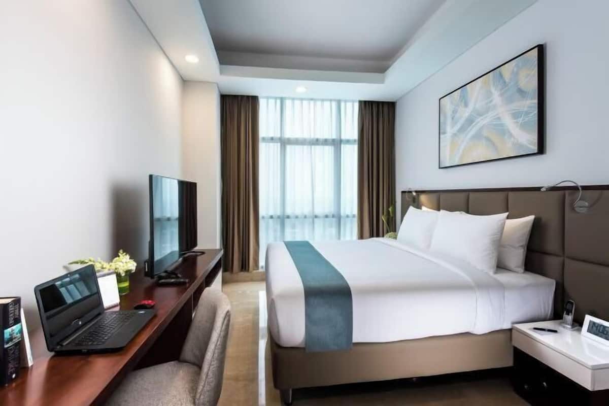 Premium bedding, in-room safe, blackout drapes, soundproofing