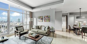 Executive-Zimmer, 2 Schlafzimmer | Wohnbereich | LED-Fernseher