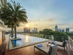 Outdoor pool - Oakwood Suites La Maison Jakarta (Jakarta)