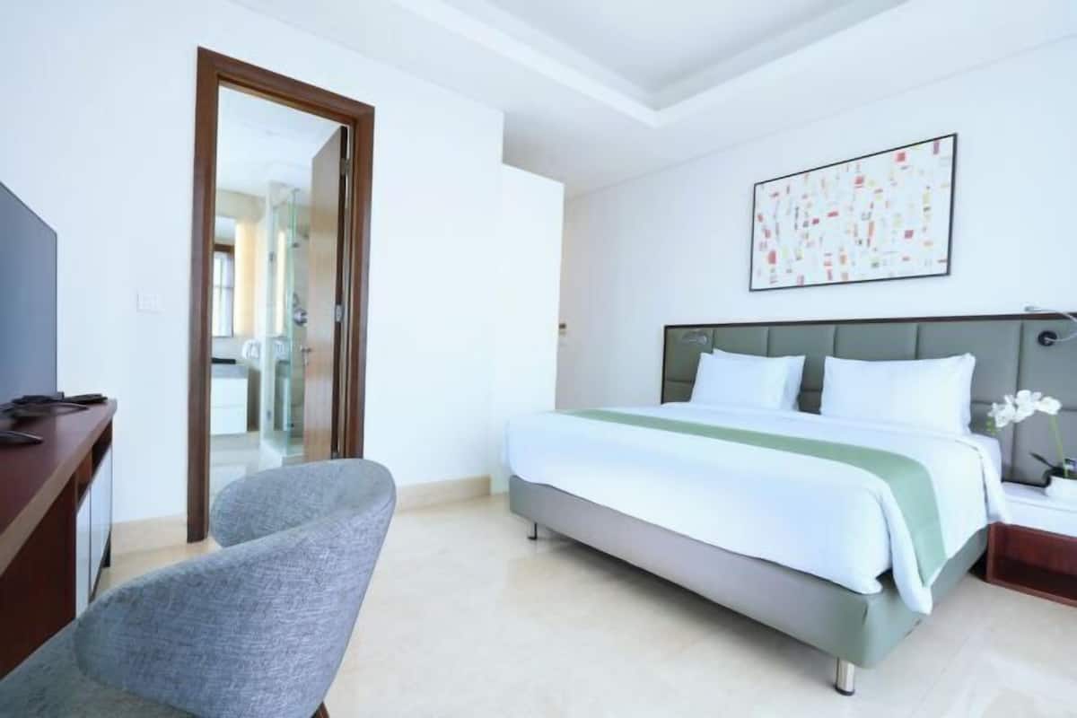 Premium bedding, in-room safe, blackout drapes, soundproofing