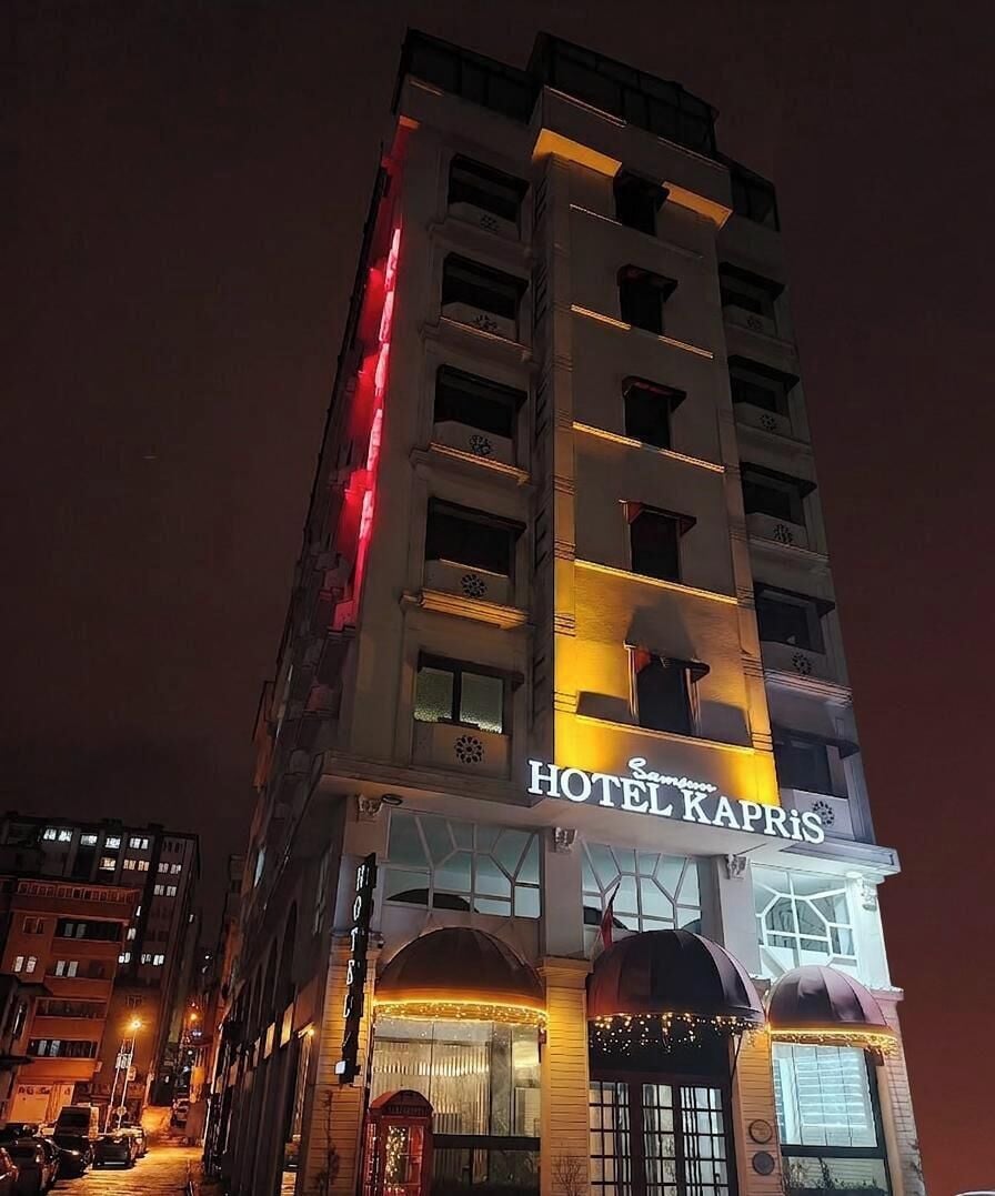 A multi-story building with the sign 'HOTEL KAPRIS' prominently displayed.