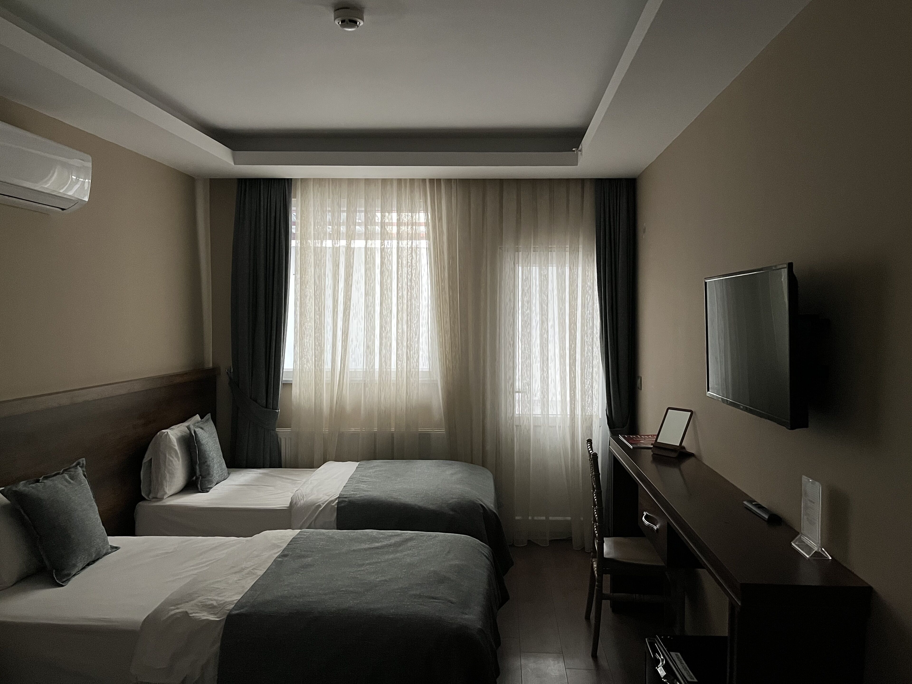 Standard Room, City View | Minibar, in-room safe, blackout drapes, soundproofing