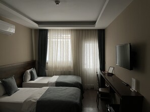 Habitación estándar, vista a la ciudad | Minibar, caja de seguridad en la habitación y cortinas blackout 