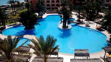 Een binnenzwembad en een buitenzwembad