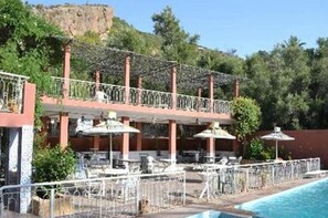 Outdoor pool, a natural pool - Hôtel Restaurant Tifrit (Aqesri)