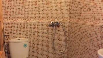 Buồng tắm vòi sen, đồ dùng nhà tắm miễn phí, khăn tắm