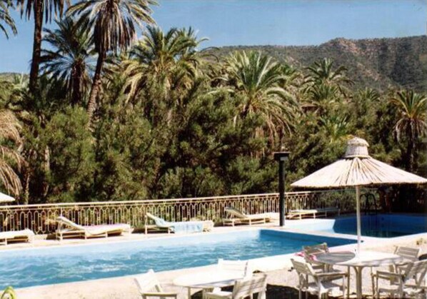 Kolam renang outdoor dan sebuah kolam alami