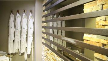 Premier Suite | Bathroom amenities | Jetted tub, free toiletries, hair dryer, slippers