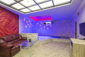 2 sisäuima-allasta, aurinkotuoleja