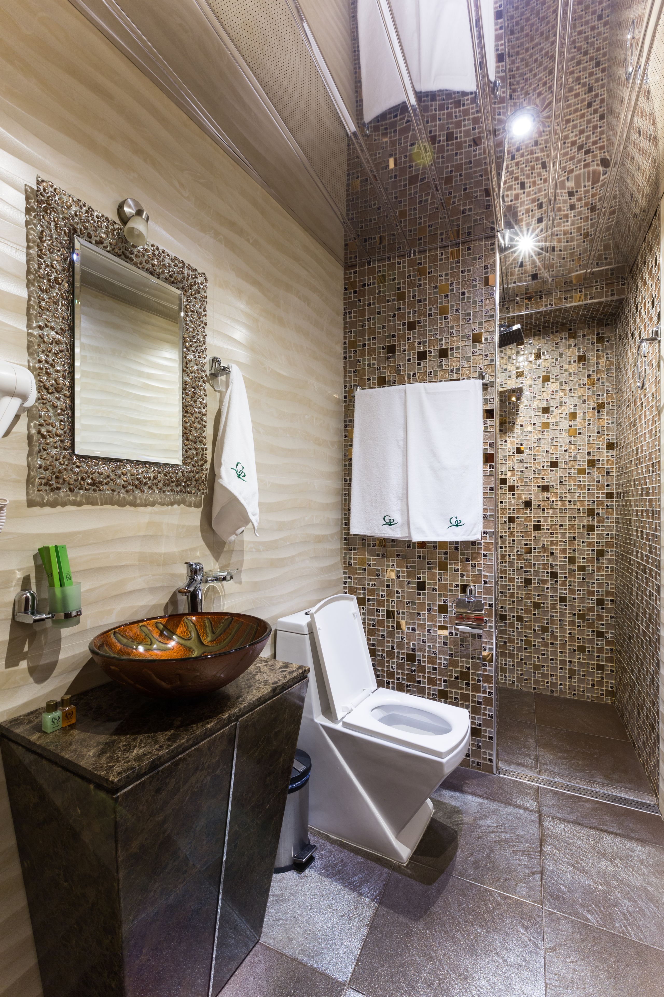 Suite | Bathroom | Jetted bath, free toiletries, hair dryer, slippers