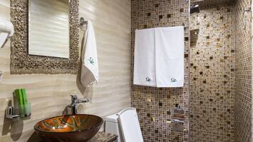 Suite | Bathroom | Jetted bath, free toiletries, hair dryer, slippers