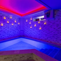 2 piscine coperte, lettini