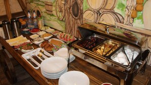 Un buffet con diversi cibi e un murale decorativo sullo sfondo.