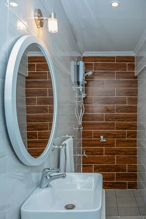 Buồng tắm vòi sen, đồ dùng nhà tắm miễn phí, khăn tắm