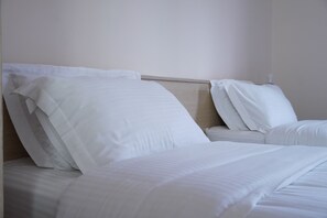 Habitación estándar con 2 camas individuales | Ropa de cama de alta calidad y minibar