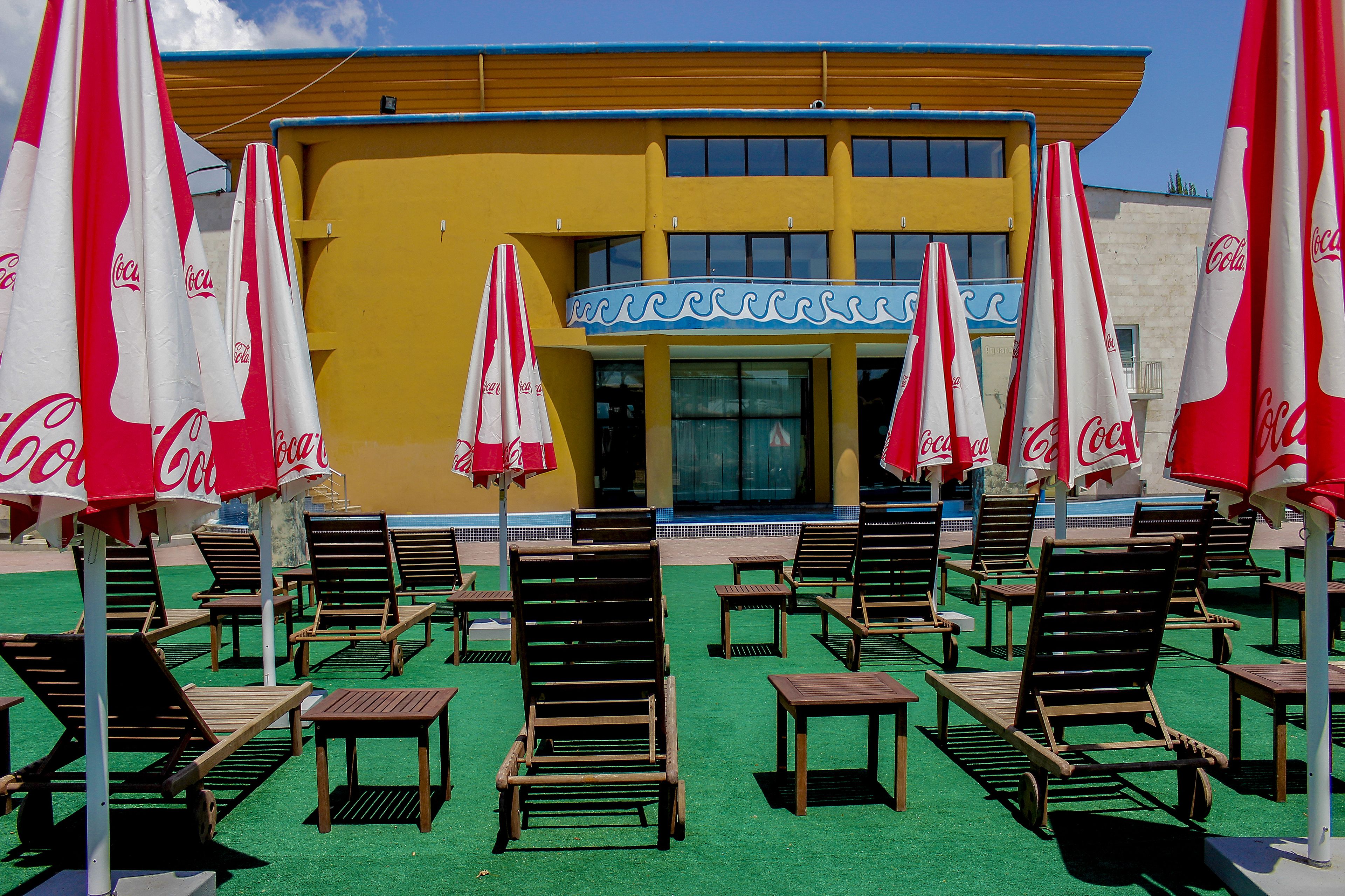 2 albercas techadas, alberca con cascada y camastros