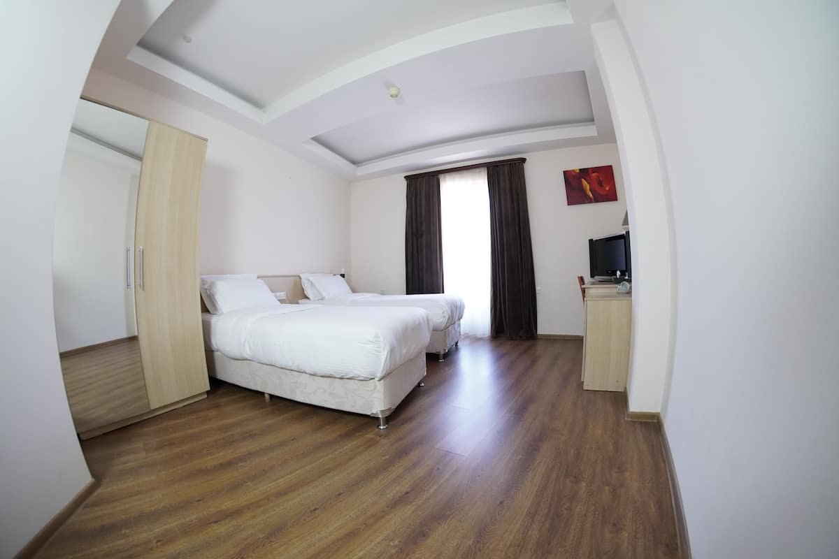 Habitación estándar con 2 camas individuales | 2 habitaciones, ropa de cama de alta calidad y minibar