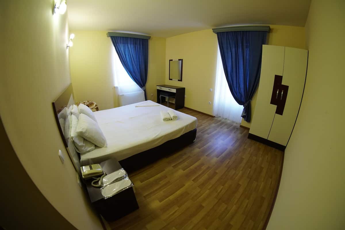 2 habitaciones, ropa de cama de alta calidad y minibar