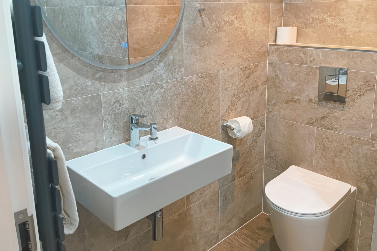 Chambre simple, 1 lit jumeau | Salle de bain | Douche, articles de toilette (gratuits), séchoir à cheveux, pantoufles