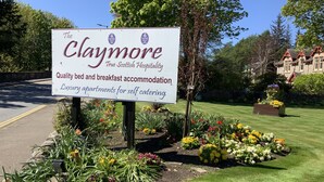 Segnale per The Claymore, struttura scozzese che offre sistemazioni di qualità tra bed and breakfast e appartamenti di lusso con angolo cottura.