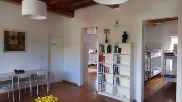 Coin salon dans le hall