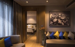 1 dormitorio, minibar, caja fuerte y decoración individual