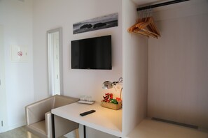 In-room safe, desk, blackout curtains, free WiFi - Hotel Boutique España (Llucmajor)
