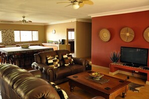 Alpehytte, 4 soverom (Leadwood Lodge) | Oppholdsrom | TV