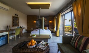 Habitación familiar, balcón, vista al mar | Minibar, caja de seguridad en la habitación y escritorio 