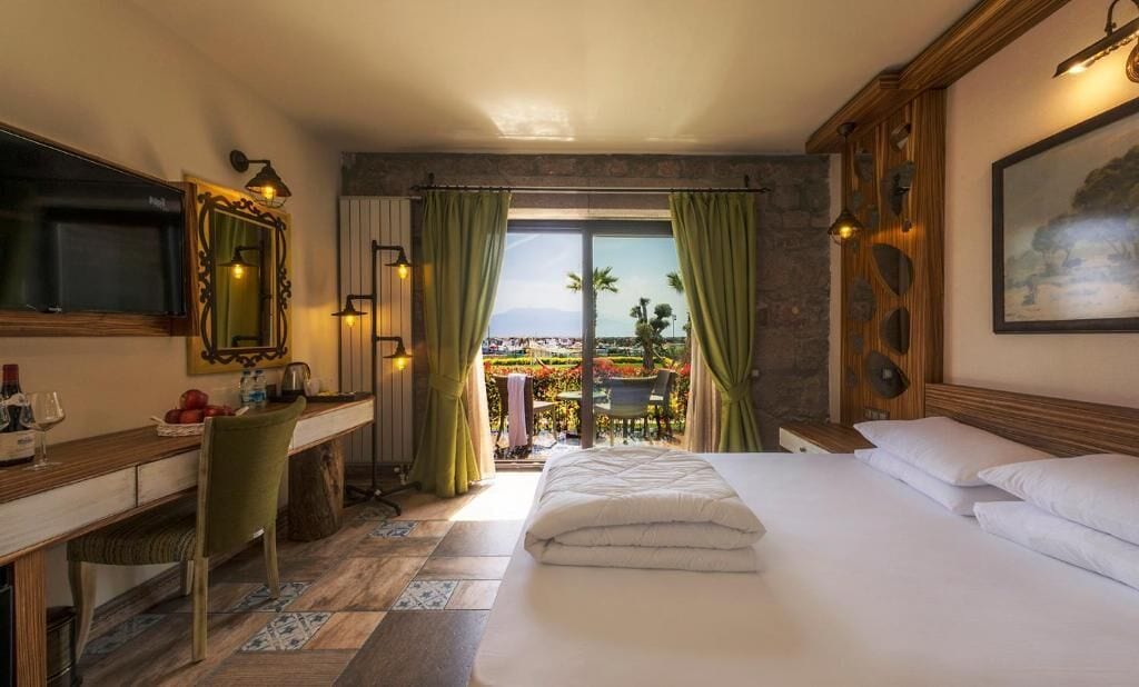 Quarto família, sacada, vista para o mar | Frigobar, cofres nos quartos, escrivaninha, quartos à prova de som