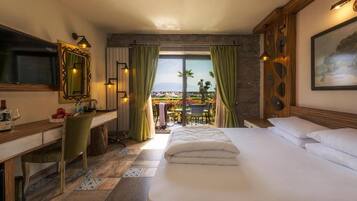 Quarto família, sacada, vista para o mar | Frigobar, cofres nos quartos, escrivaninha, quartos à prova de som