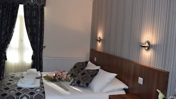 Habitación doble | Caja de seguridad en la habitación y escritorio