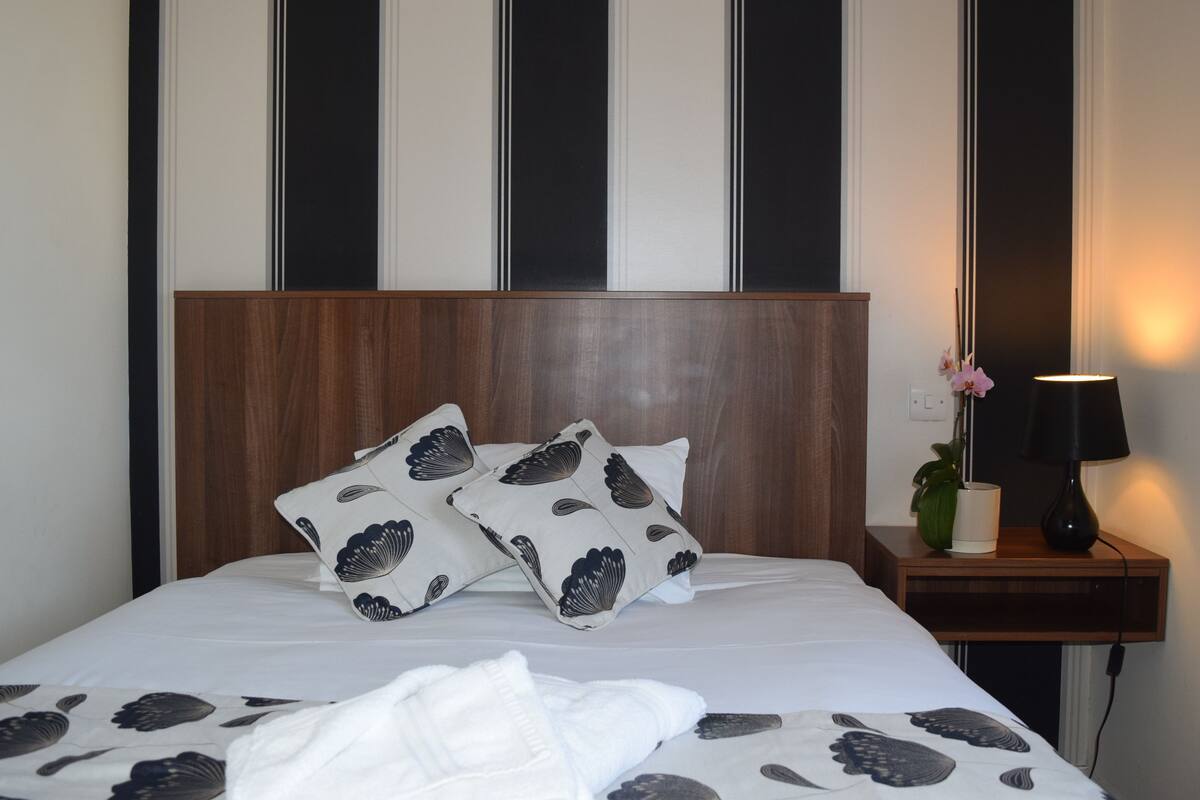 In-room safe, desk, iron/ironing board (on request), WiFi (free)