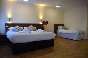 In-room safe, desk, iron/ironing board, free WiFi - Star Anglia Hotel (Colchester)