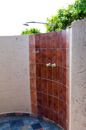 Deluxe Room | Bathroom | Combined shower/bathtub, deep-soaking bathtub, free toiletries