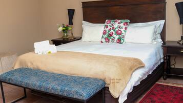 Habitación doble estándar | Minibar, caja de seguridad en la habitación y escritorio