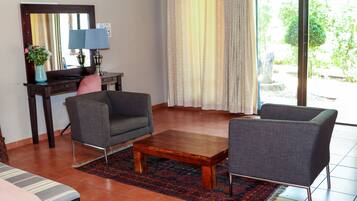 Habitación Deluxe | Minibar, caja de seguridad en la habitación y escritorio