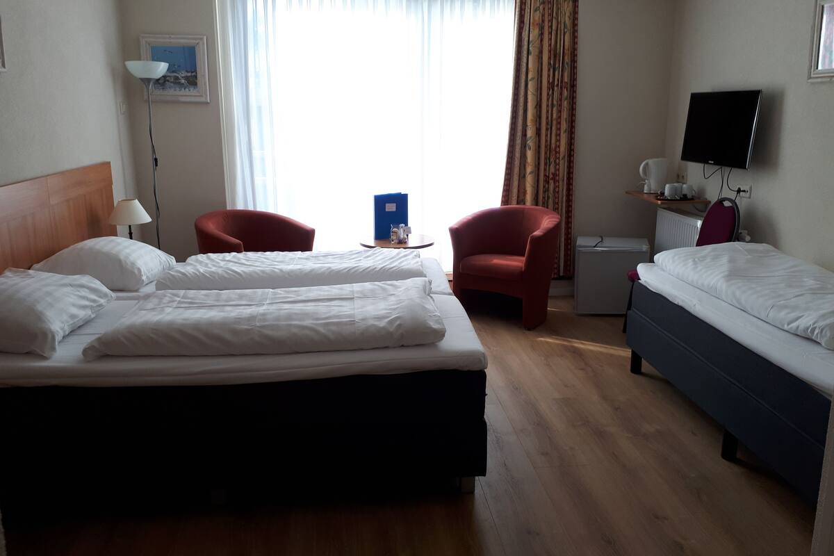 Driepersoonskamer, terras | Een kluis op de kamer, een bureau, verduisterende gordijnen
