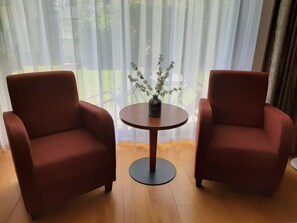 Habitación doble Confort | Caja de seguridad en la habitación, muebles diferentes y escritorio
