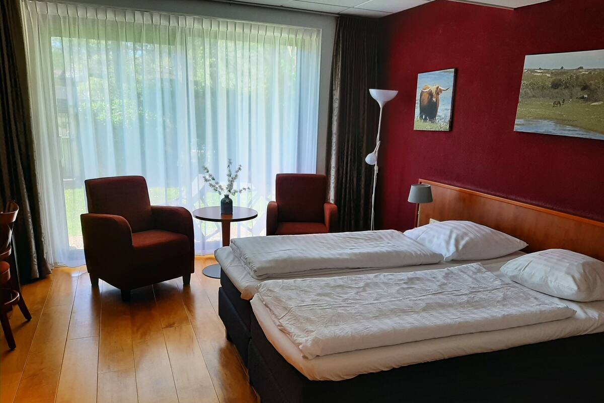 Comfort tweepersoonskamer | Een kluis op de kamer, een bureau, verduisterende gordijnen