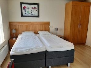 Habitación estándar doble | Caja fuerte, mobiliario individual, escritorio y cortinas opacas