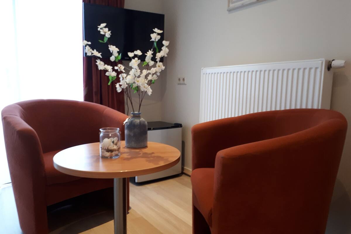 Standaard tweepersoonskamer | Een kluis op de kamer, een bureau, verduisterende gordijnen