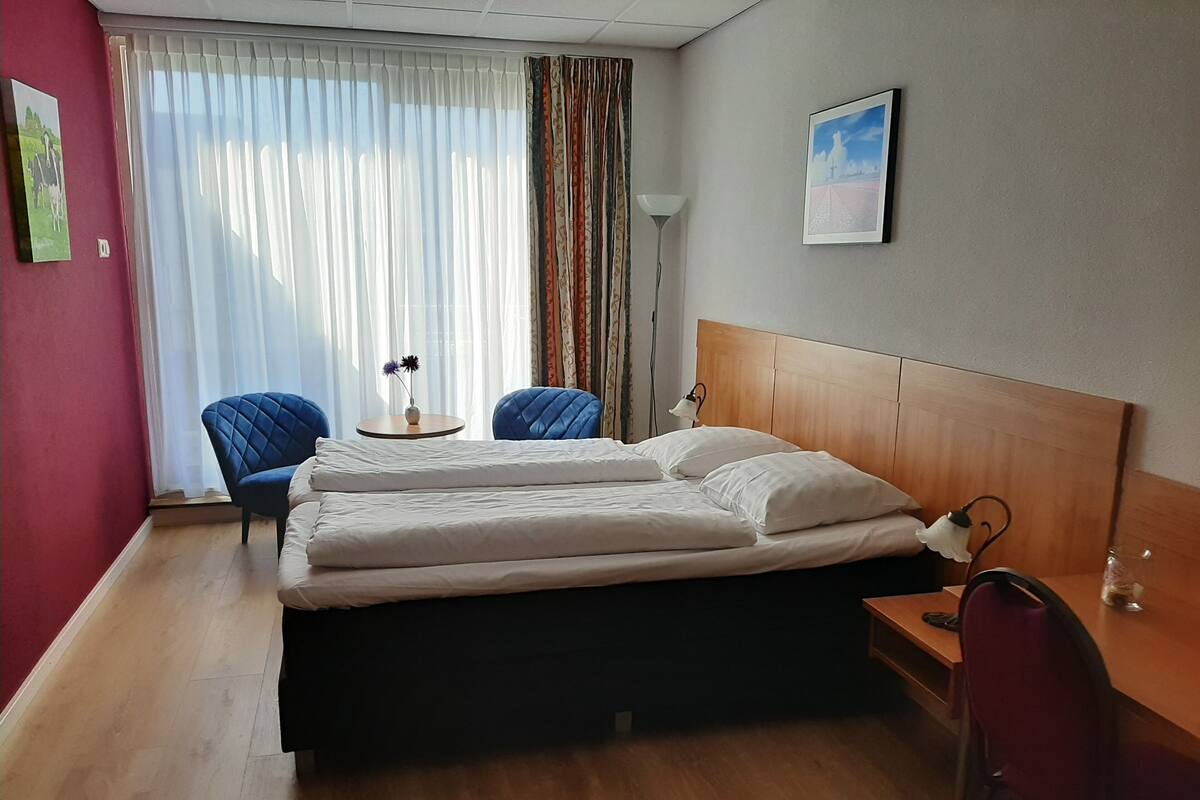 Tweepersoonskamer, terras | Een kluis op de kamer, een bureau, verduisterende gordijnen
