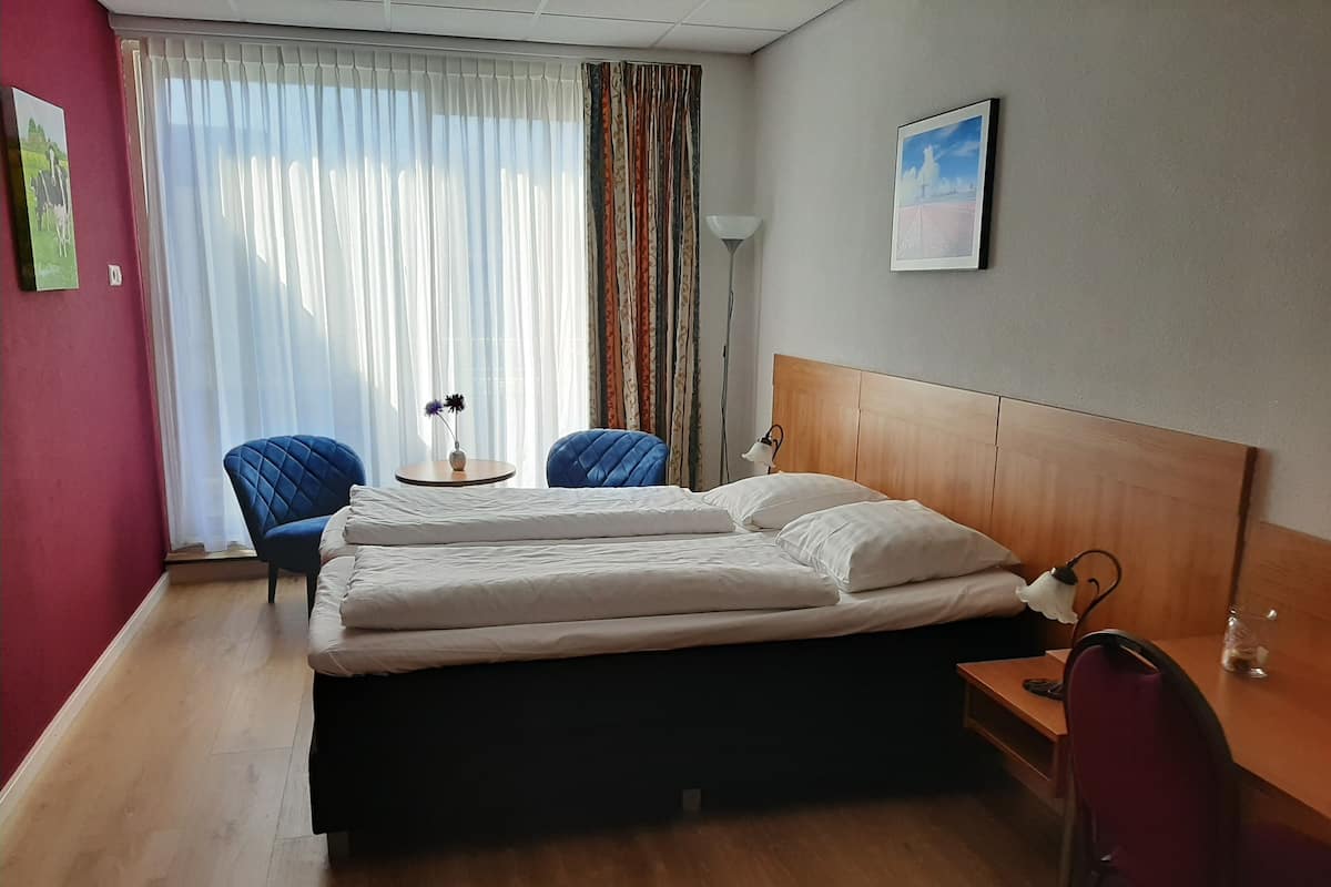 Tweepersoonskamer, terras | Een kluis op de kamer, individueel gemeubileerd, een bureau