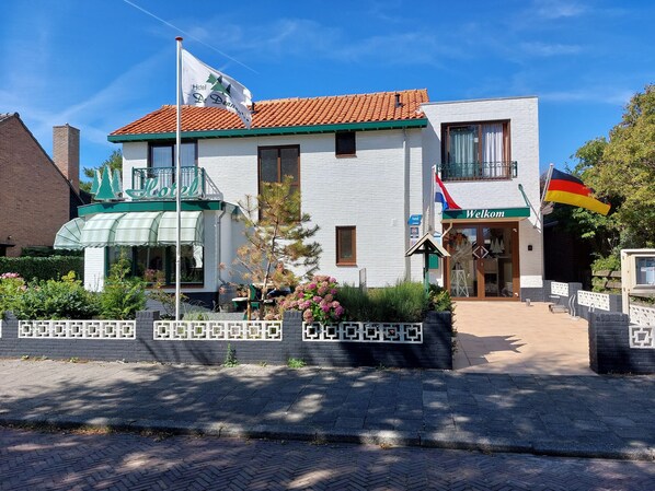 Front of property - Hotel De Dennen (Egmond aan Zee)
