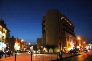 Fachada de la propiedad por la tarde o noche