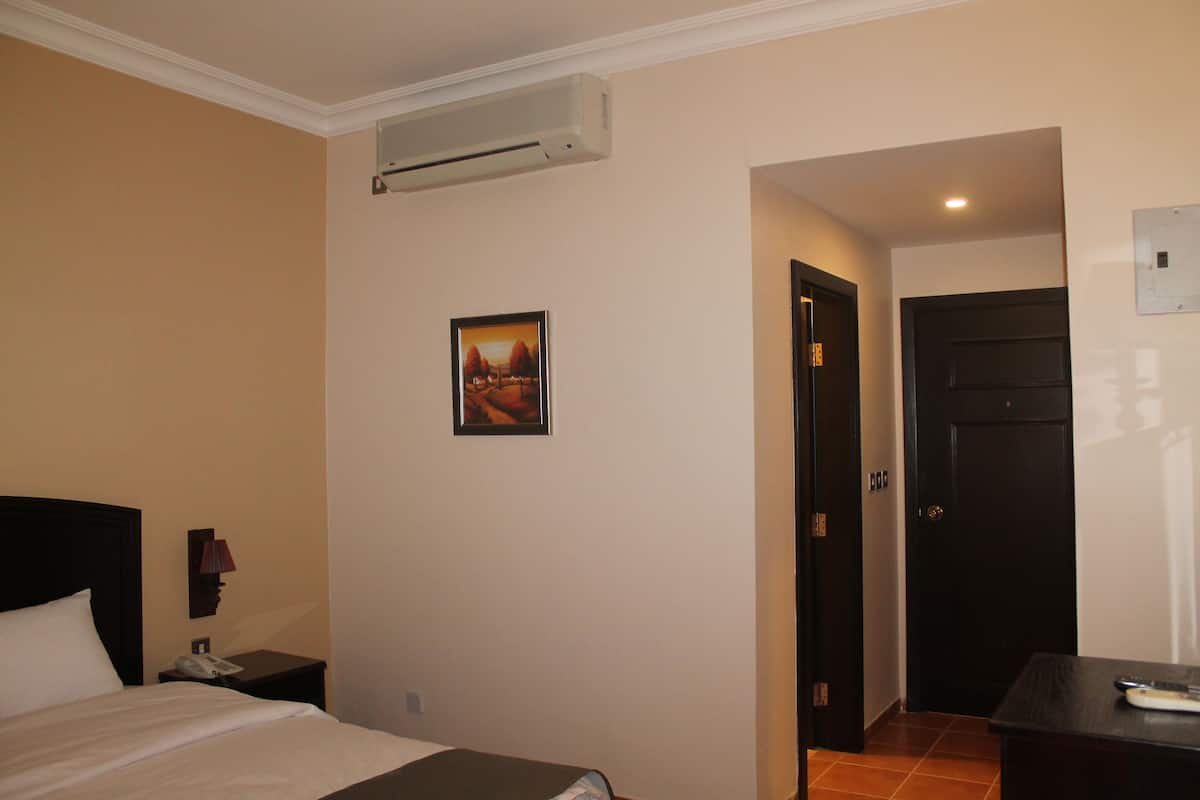 Single Room | 1 bedroom, minibar, in-room safe, desk