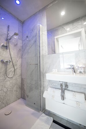 Doppia Deluxe | Bagno | Doccia, set di cortesia gratuito, asciugacapelli, asciugamani
