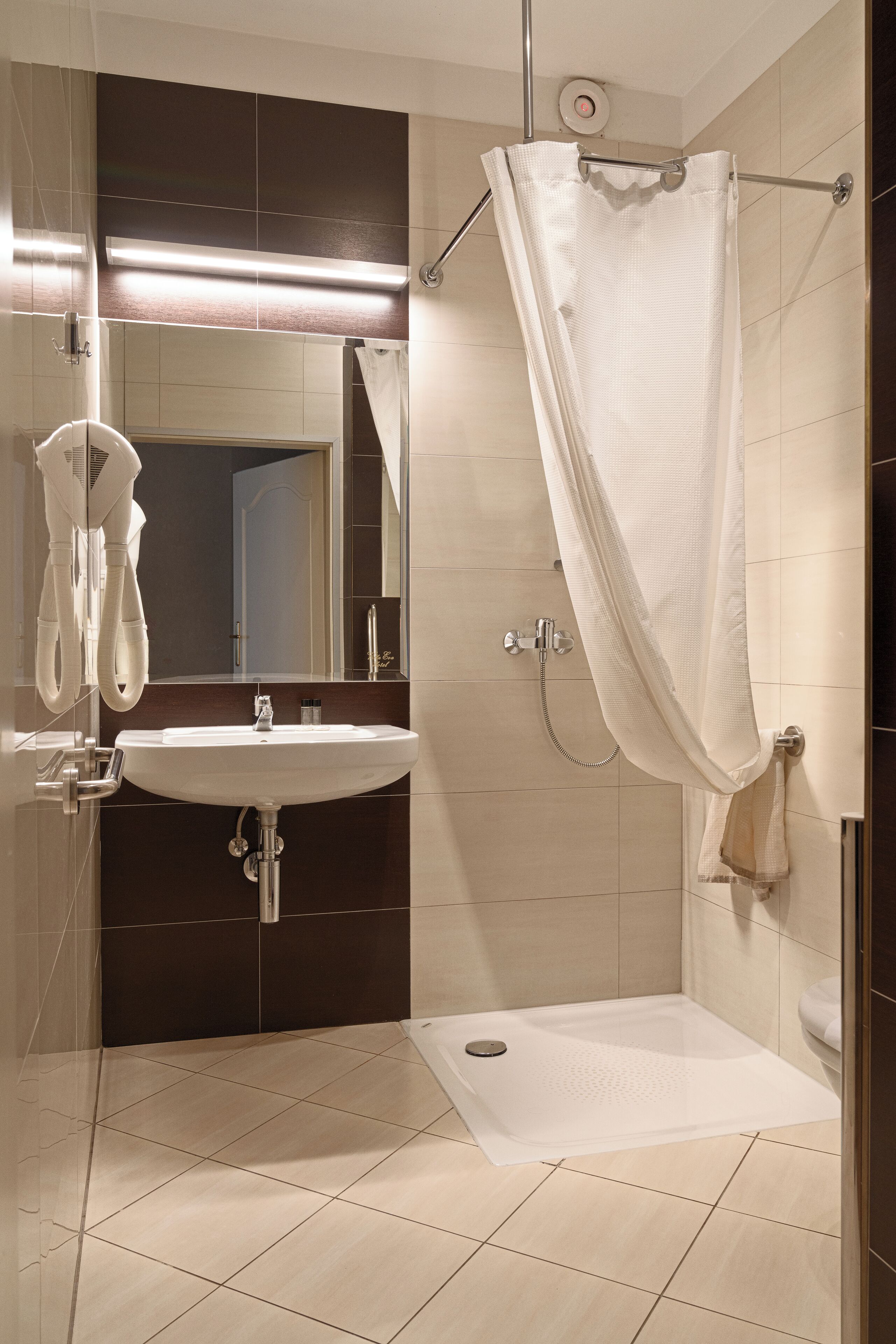 exclusive double room | bathroom | shower, free toiletries, hair dryer, towels