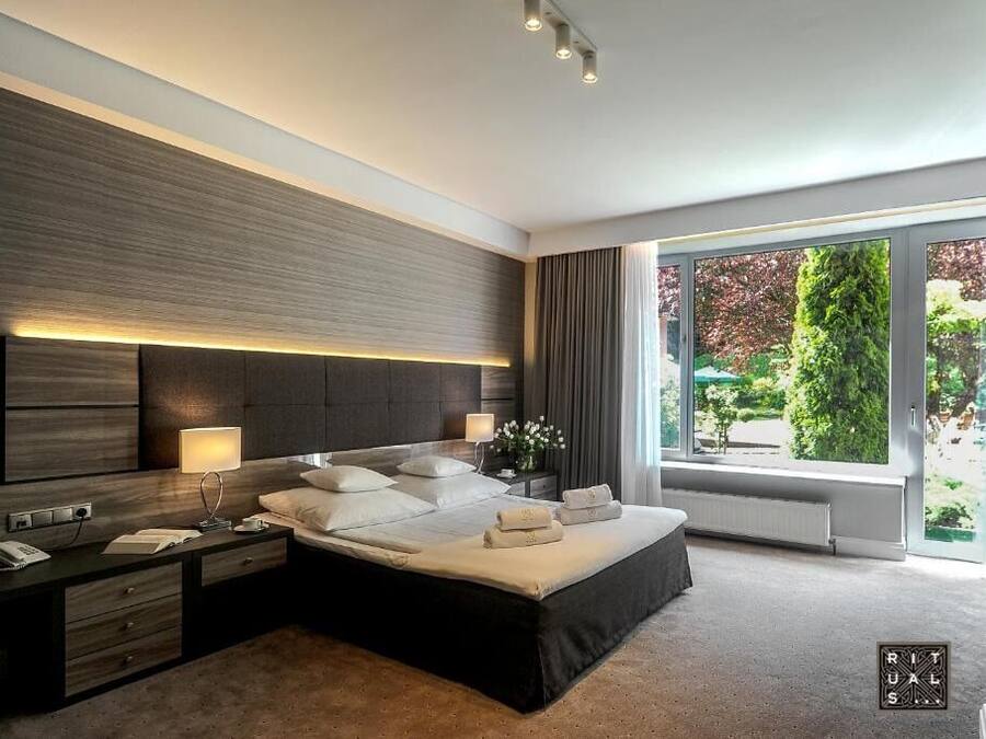 Deluxe Double Room | Premium bedding, individually decorated, desk, laptop workspace